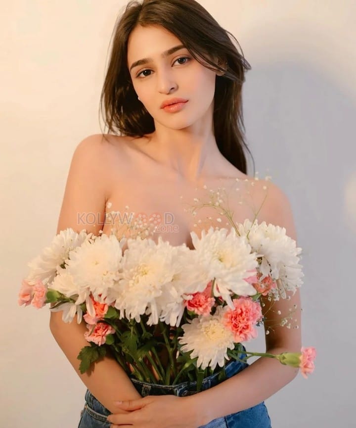 Indian Actress Prakriti Pavani in a Bouquet Bra Photos 02