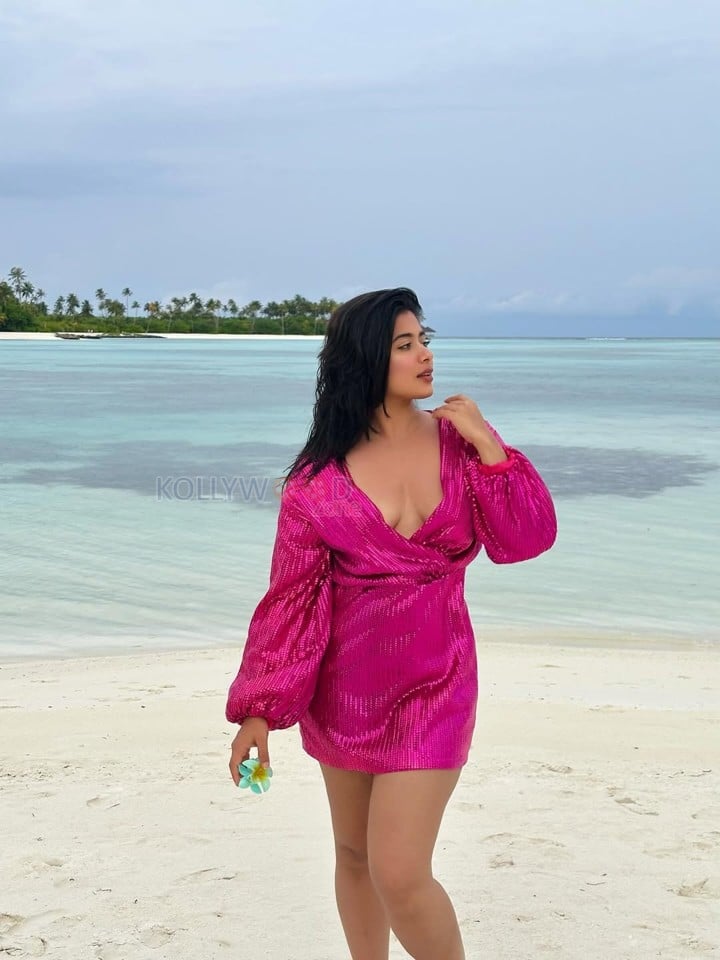 Indian Beauty Nikita Sharma in a Pink Mini Dress with Long Sleeves Pictures 04