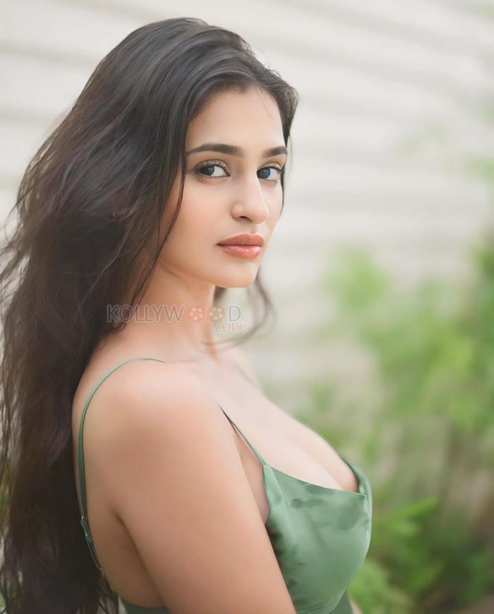 Irresistible Prakriti Pavani Busty in a Green Sleeveless Mini Dress Photos 01