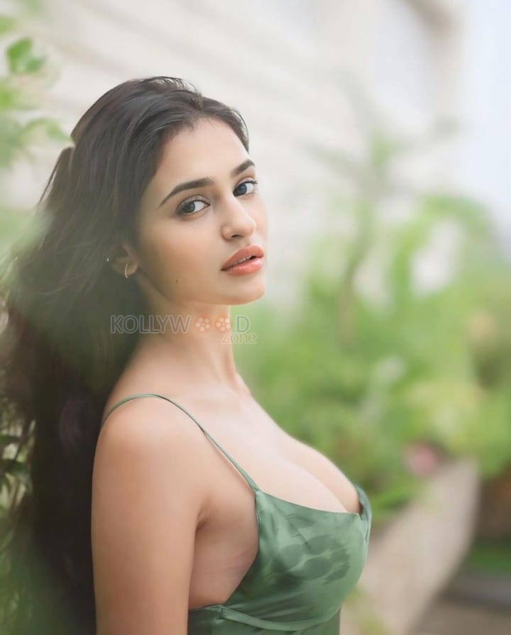 Irresistible Prakriti Pavani Busty in a Green Sleeveless Mini Dress Photos 02