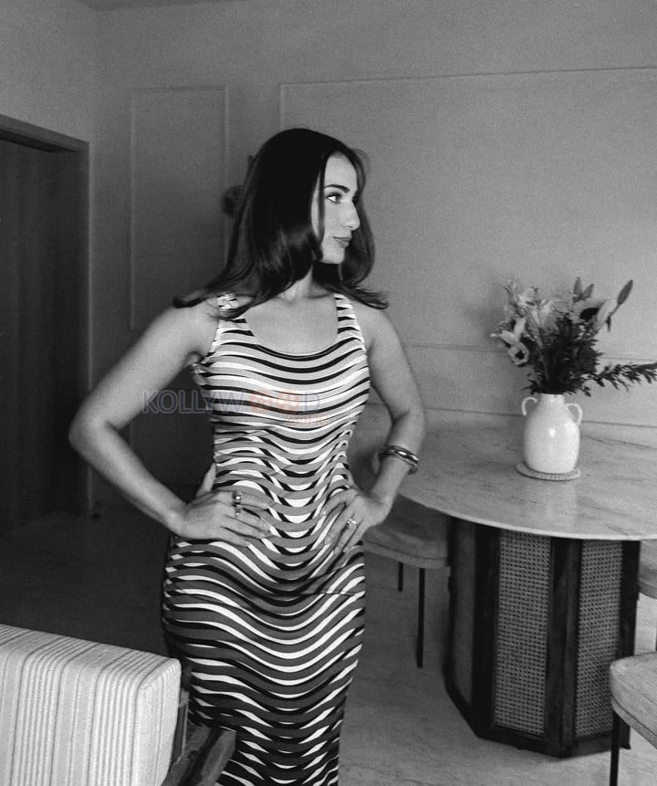 Ishq Vishk Rebound Actress Kusha Kapila in an Optic Blue Midi Printed Dress Photos 02