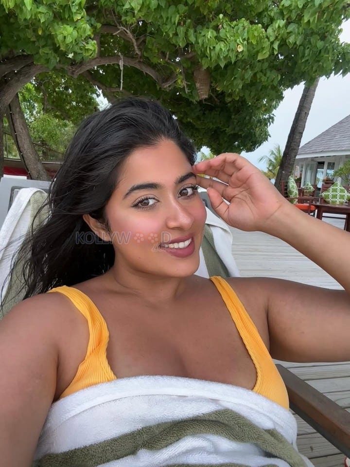Sizzling Nikita Sharma in a Yellow Bikini Photos 01
