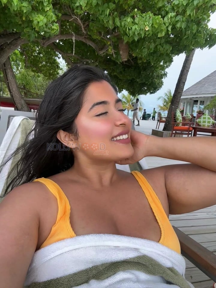 Sizzling Nikita Sharma in a Yellow Bikini Photos 03