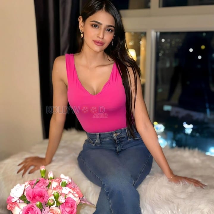 Tempting Prakriti Pavani in a Pink Sleeveless Deep Neck Top with Blue Denim Jeans Photos 02