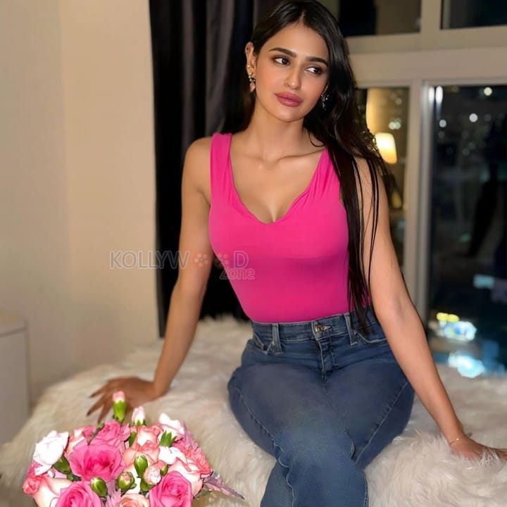 Tempting Prakriti Pavani in a Pink Sleeveless Deep Neck Top with Blue Denim Jeans Photos 03