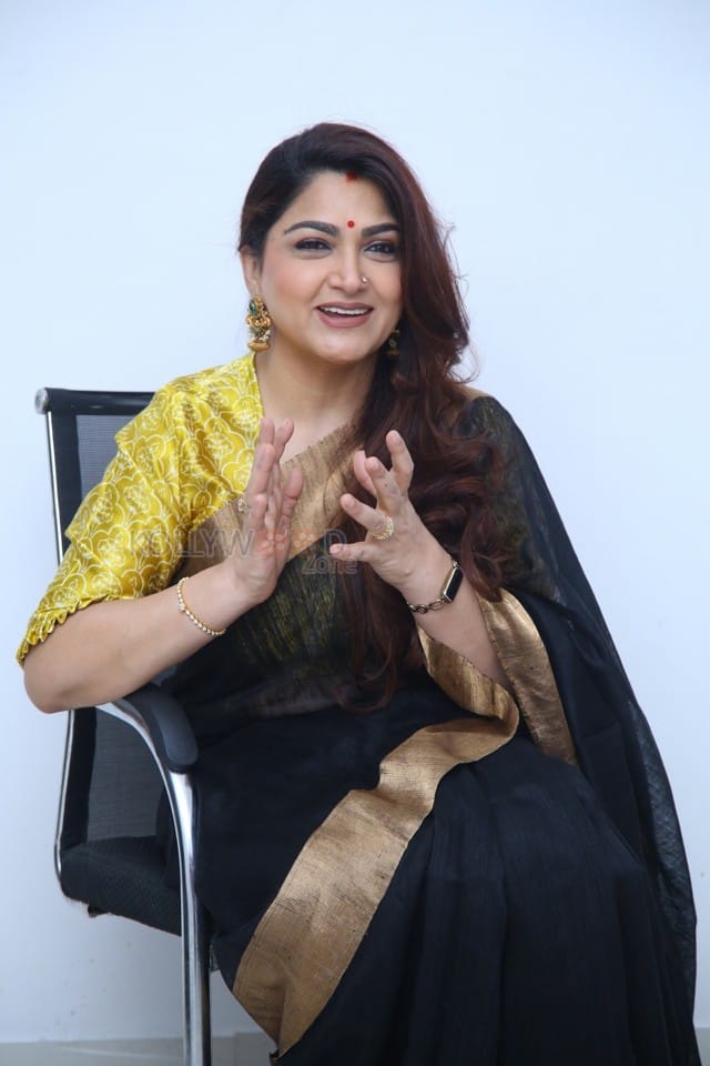 Actress Kushboo Interview Pictures 17