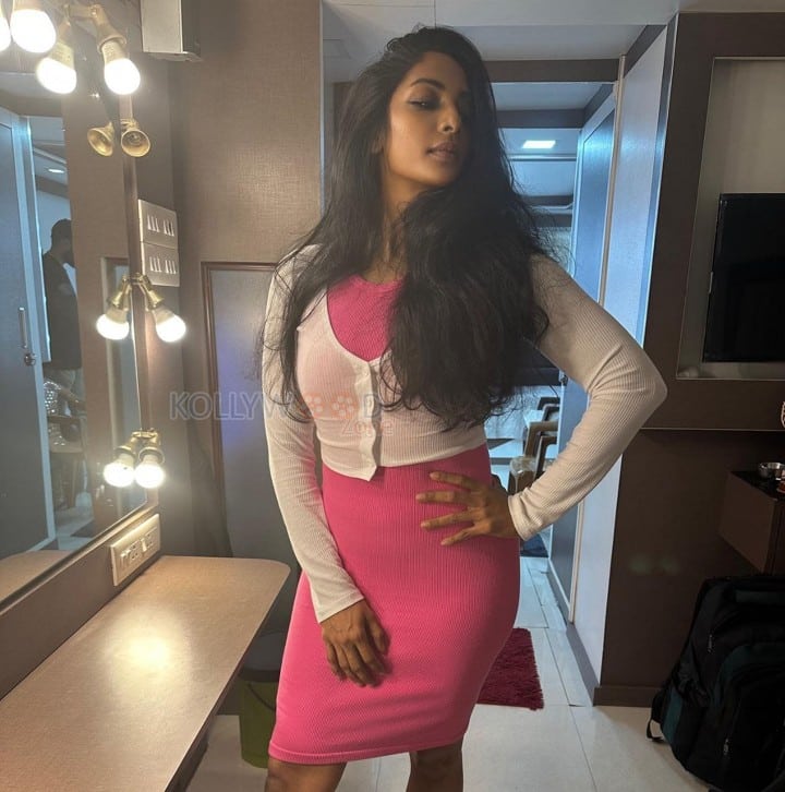 Sriya Reddy Candid Pictures 02