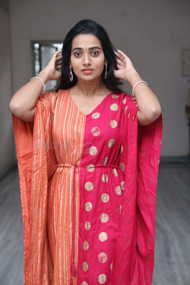 Actress Rekha Nirosha at Vasthavam Movie Teaser Launch Event Pictures 02