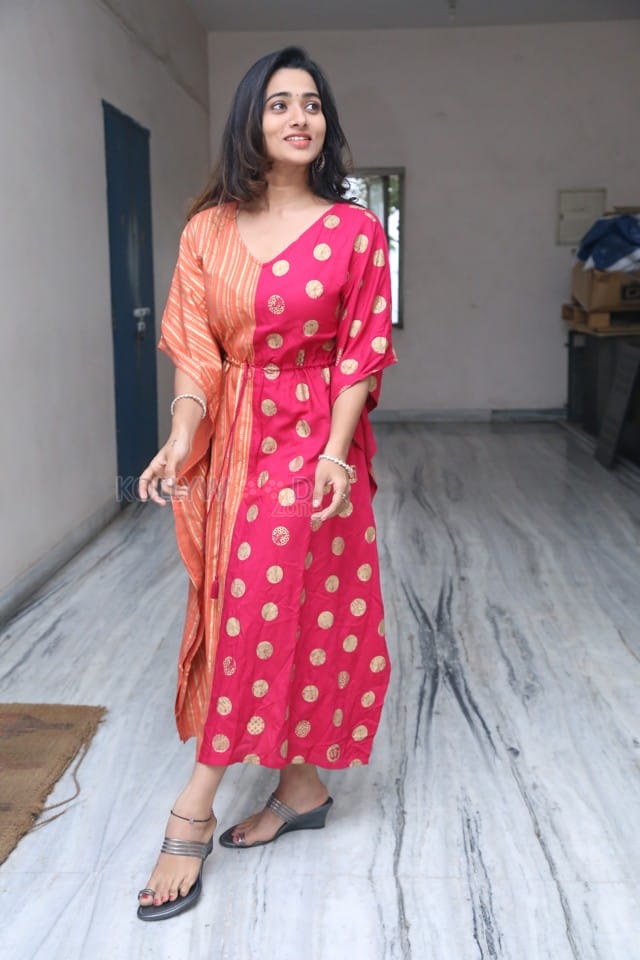 Actress Rekha Nirosha at Vasthavam Movie Teaser Launch Event Pictures 12