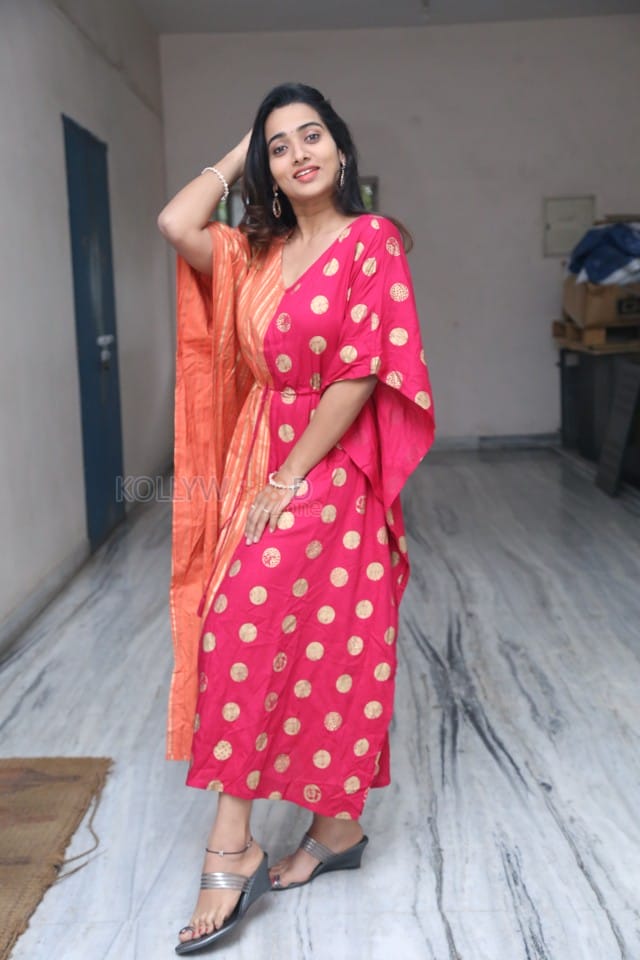 Actress Rekha Nirosha at Vasthavam Movie Teaser Launch Event Pictures 14