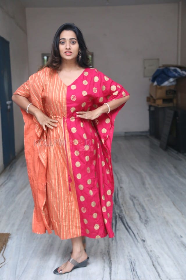 Actress Rekha Nirosha at Vasthavam Movie Teaser Launch Event Pictures 16