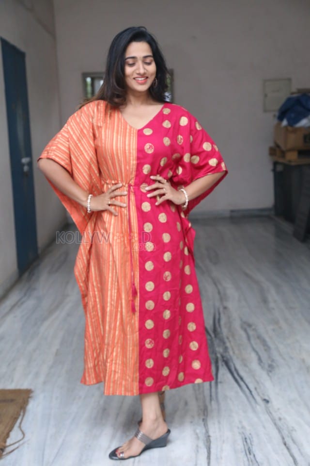 Actress Rekha Nirosha at Vasthavam Movie Teaser Launch Event Pictures 18