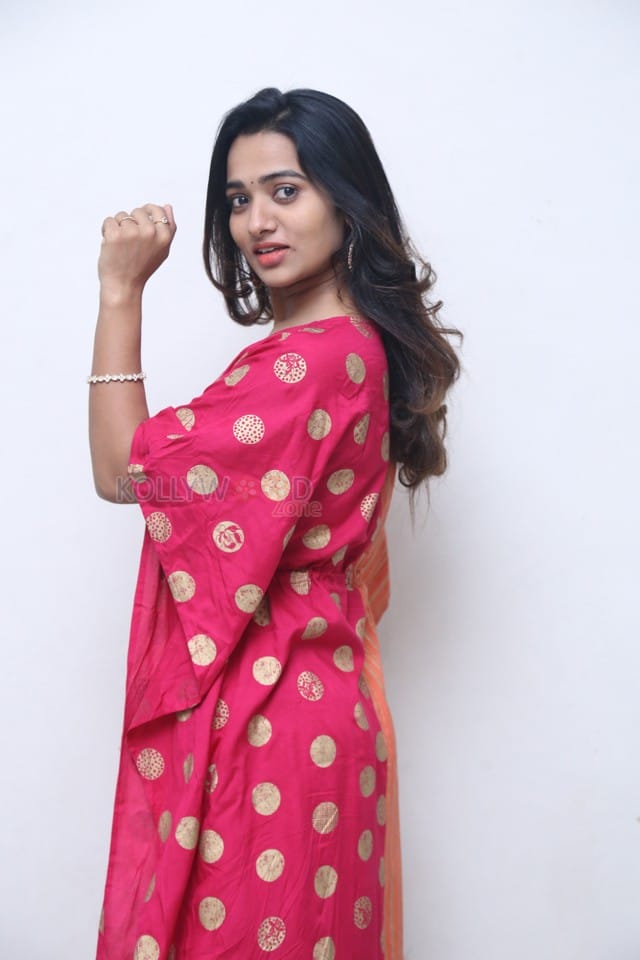 Actress Rekha Nirosha at Vasthavam Movie Teaser Launch Event Pictures 23