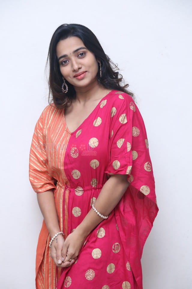 Actress Rekha Nirosha at Vasthavam Movie Teaser Launch Event Pictures 29