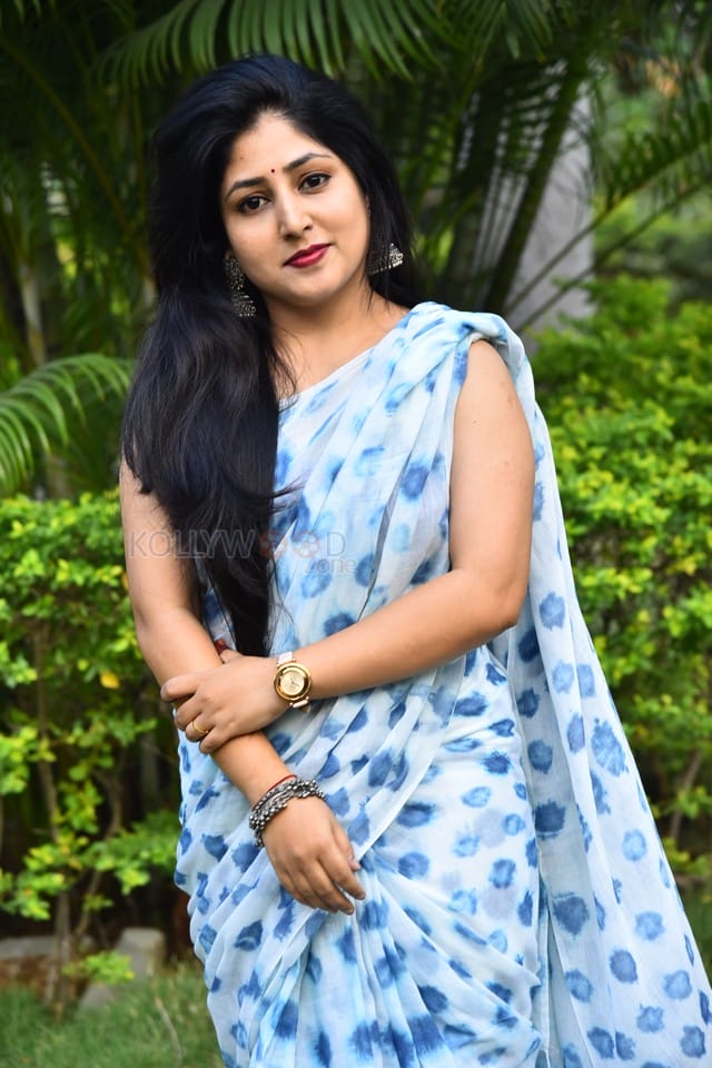 Actress Praneekaanvikaa at Market Mahalakshmi Movie Trailer launch Photos02