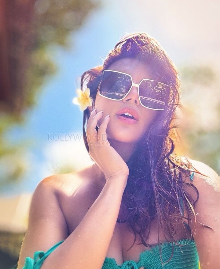 Erotic Beauty Shama Sikander Bikini Selfie Photos 06