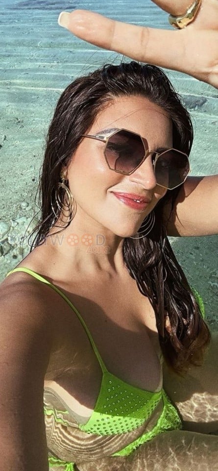 Sexaholic Actress Shama Sikander in a Green Bikini Pictures 01