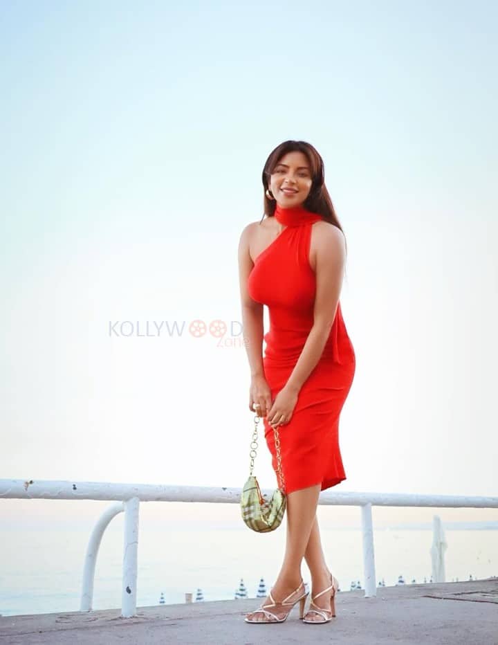 Sexy Shama Sikander in a Red One Shoulder Backless Bodycon Dress Pictures 03