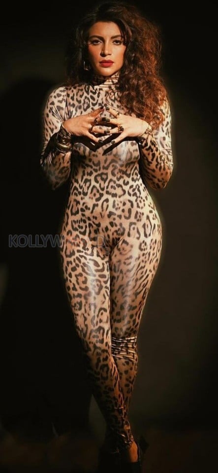 Stunning Shama Sikander in a Gold and Black Animal Printed Dress Photos 01