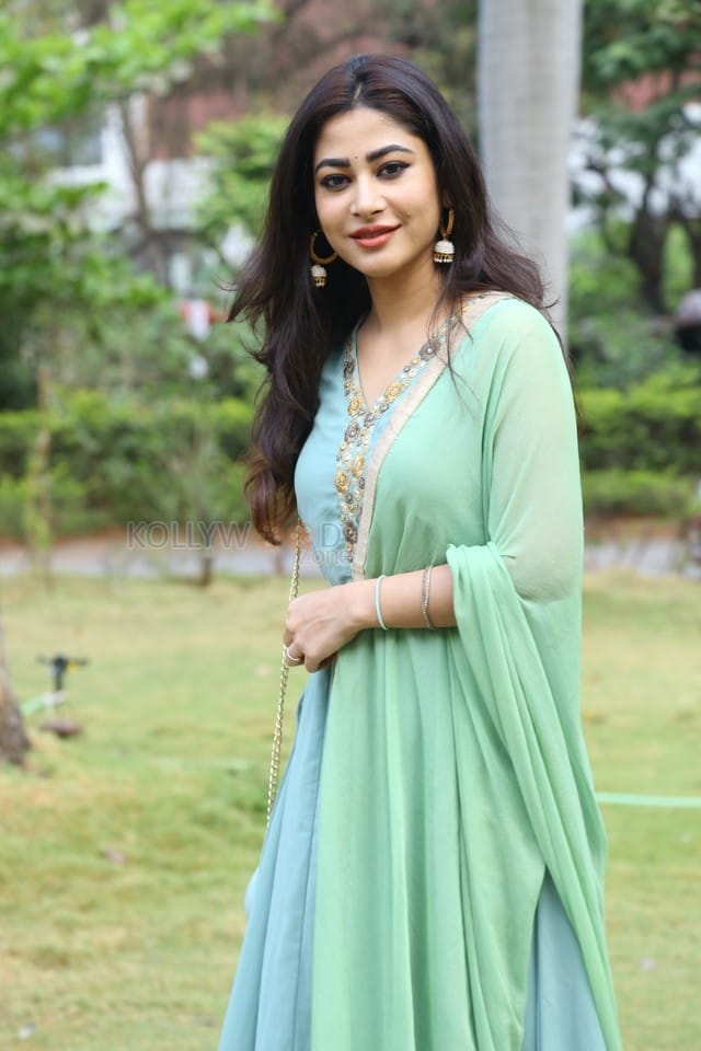 Actress Soniya Bansal at Roti Kapada Romance Movie Press Meet Pictures 22