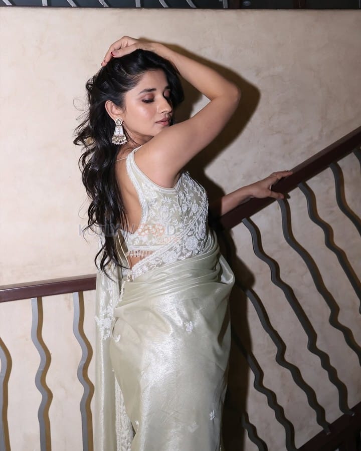 Chand Jalne Laga Actress Kanika Mann in a White Saree with Sleeveless Blouse Pictures 04