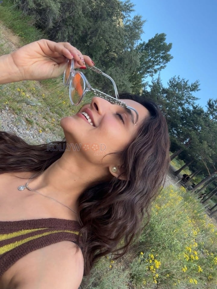 Cute Kanika Mann in a Retro Yellow Striped Sleeveless Top Photos 01