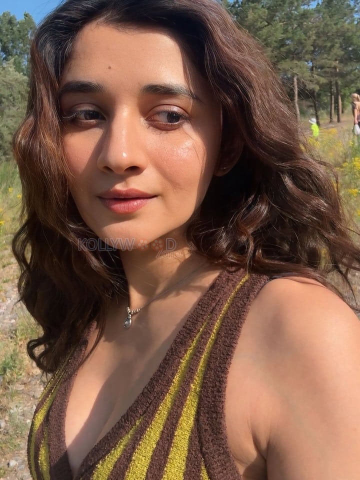 Cute Kanika Mann in a Retro Yellow Striped Sleeveless Top Photos 02