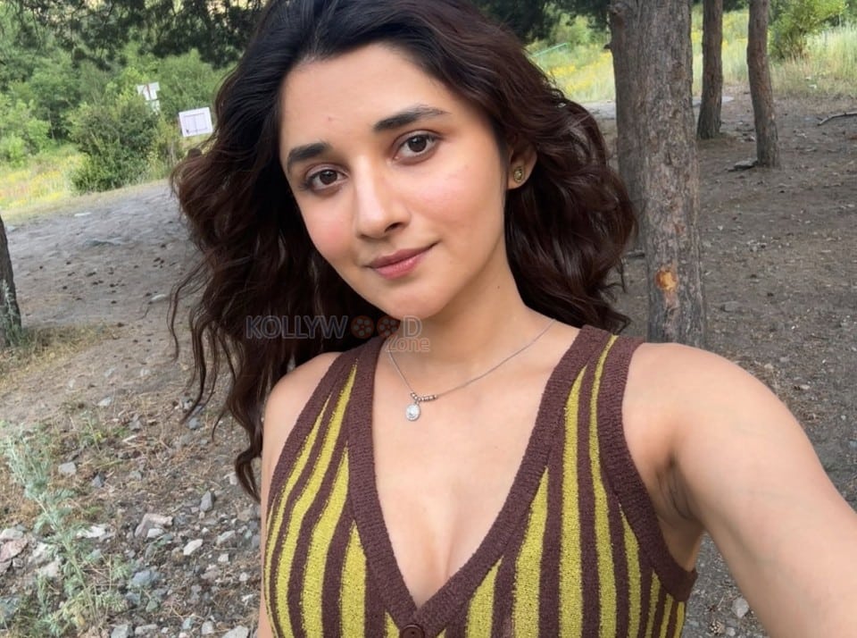 Cute Kanika Mann in a Retro Yellow Striped Sleeveless Top Photos 03