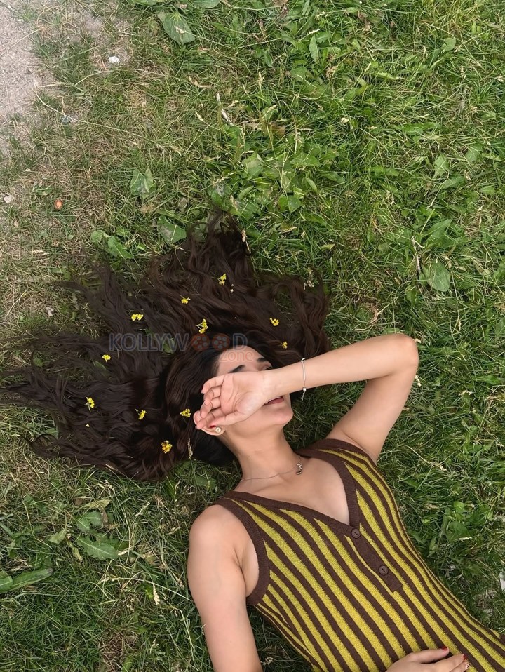 Cute Kanika Mann in a Retro Yellow Striped Sleeveless Top Photos 04