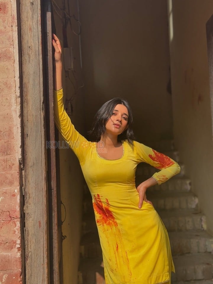 Cute Kanika Mann in a Yellow Kurti Photos 01
