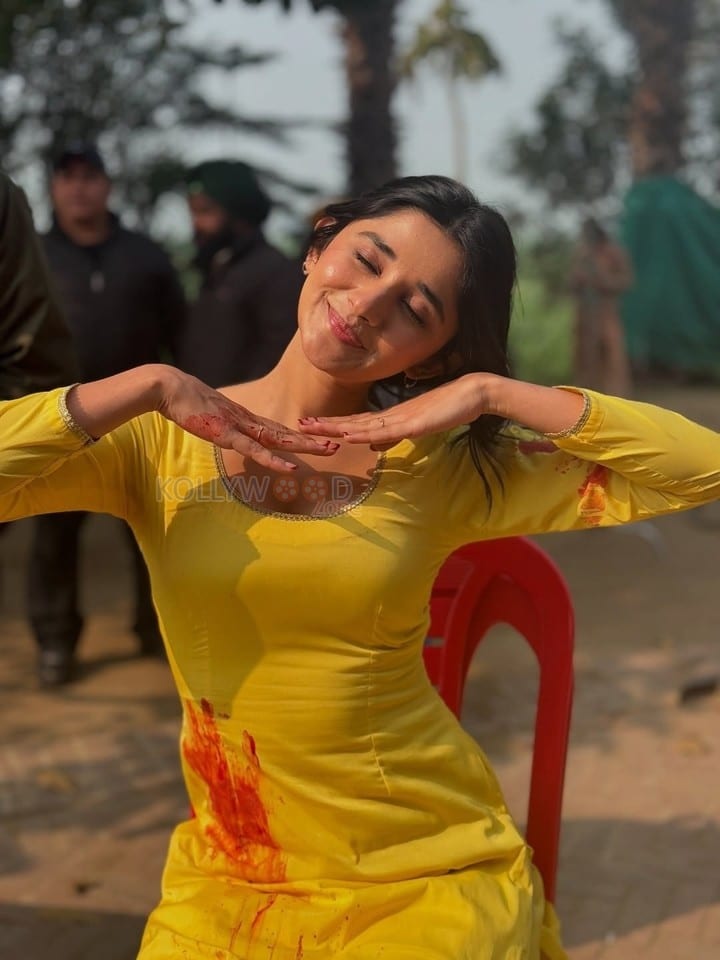 Cute Kanika Mann in a Yellow Kurti Photos 02