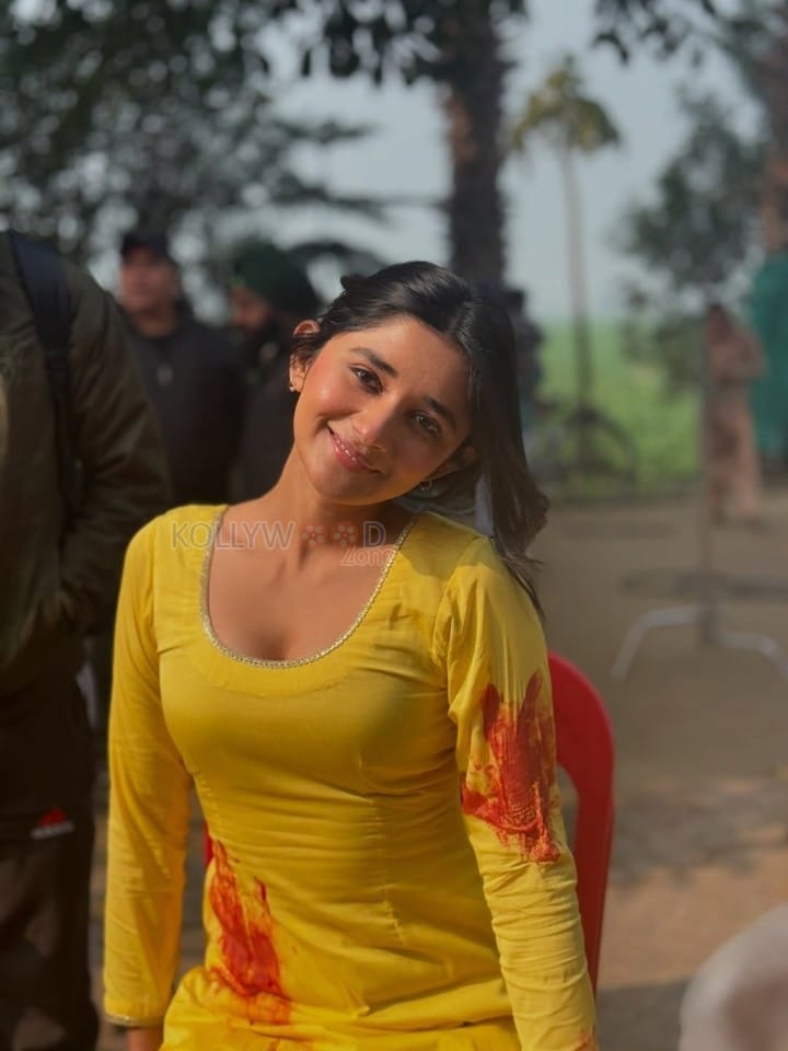 Cute Kanika Mann in a Yellow Kurti Photos 03