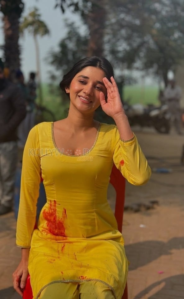 Cute Kanika Mann in a Yellow Kurti Photos 04