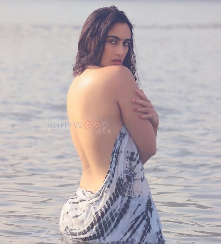 Erotic Megha Shukla Topless and Backless in the Sea Photos 01