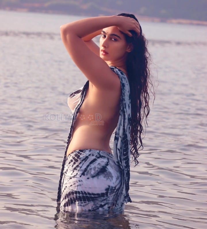 Erotic Megha Shukla Topless and Backless in the Sea Photos 02