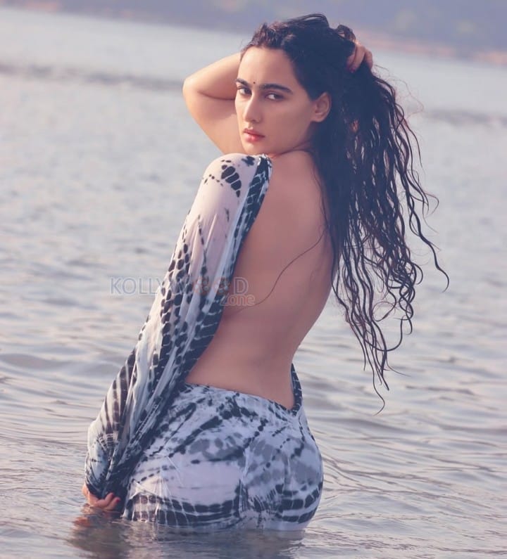 Erotic Megha Shukla Topless and Backless in the Sea Photos 03