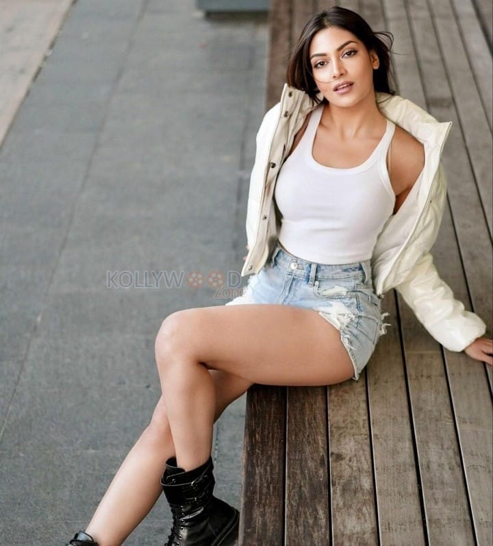 Hot Beauty Yesha Sagar in a White Sleeveless Tank Top with Mini Denim Shorts Photos 04