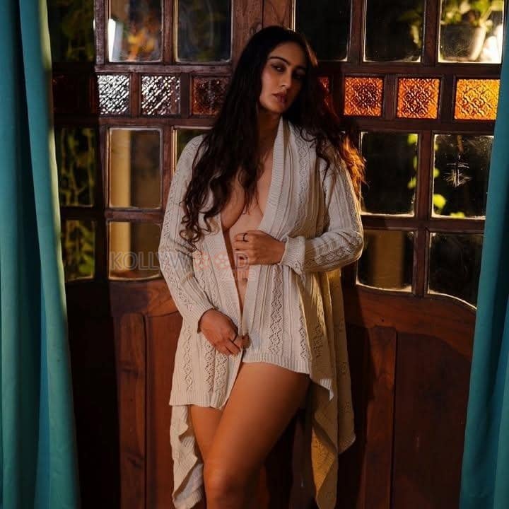 Hot Megha Shukla Topless Nude Photos 01