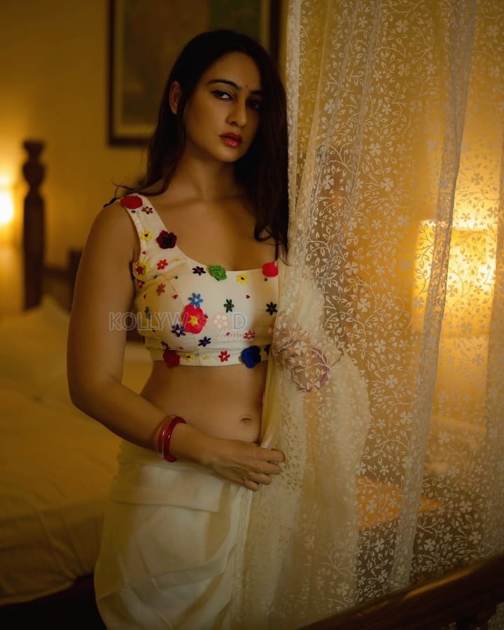 Sexy Megha Shukla in a White Saree and Printed Sleeveless Blouse Photos 04