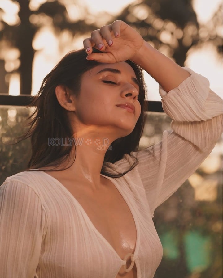 Stunning Kanika Mann in a Cleavage Revealing Full Sleeve Maxi Dress Photos 01