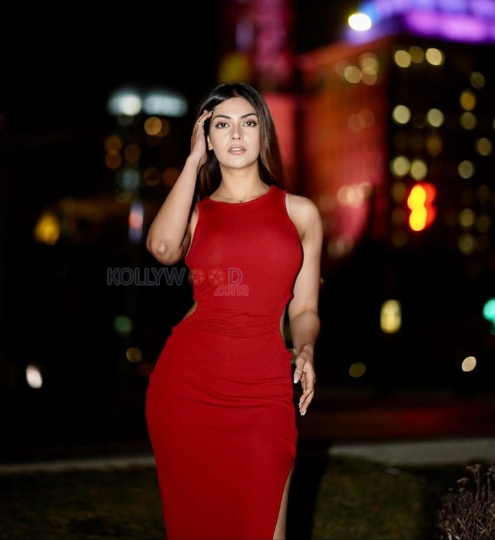 Yaaran Da Rutbaa Actress Yesha Sagar in a Red Split Dress Photos 02