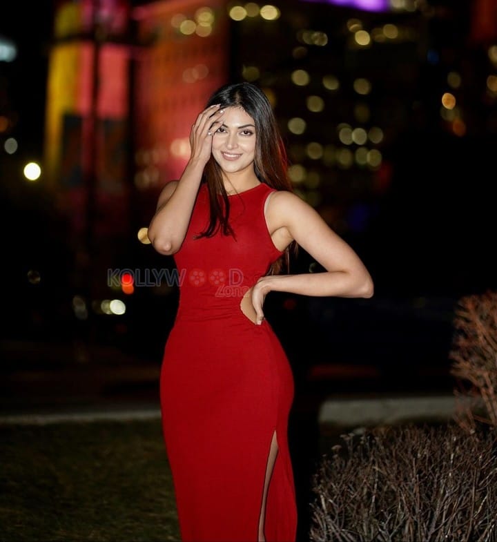 Yaaran Da Rutbaa Actress Yesha Sagar in a Red Split Dress Photos 05