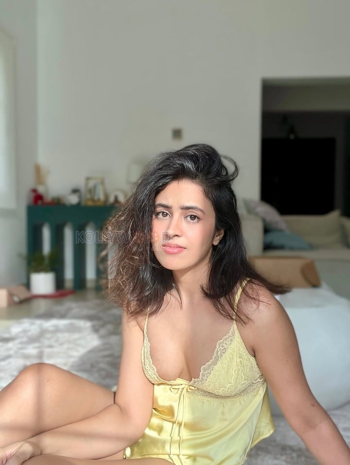 Glamorous Shobhita Rana in a Yellow Silky Lace Nightwear Photos 03