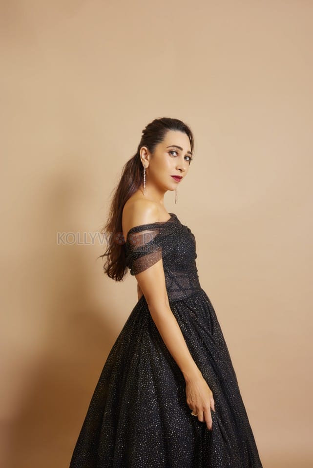 Murder Mubarak Movie Actress Karisma Kapoor Photoshoot Stills 04