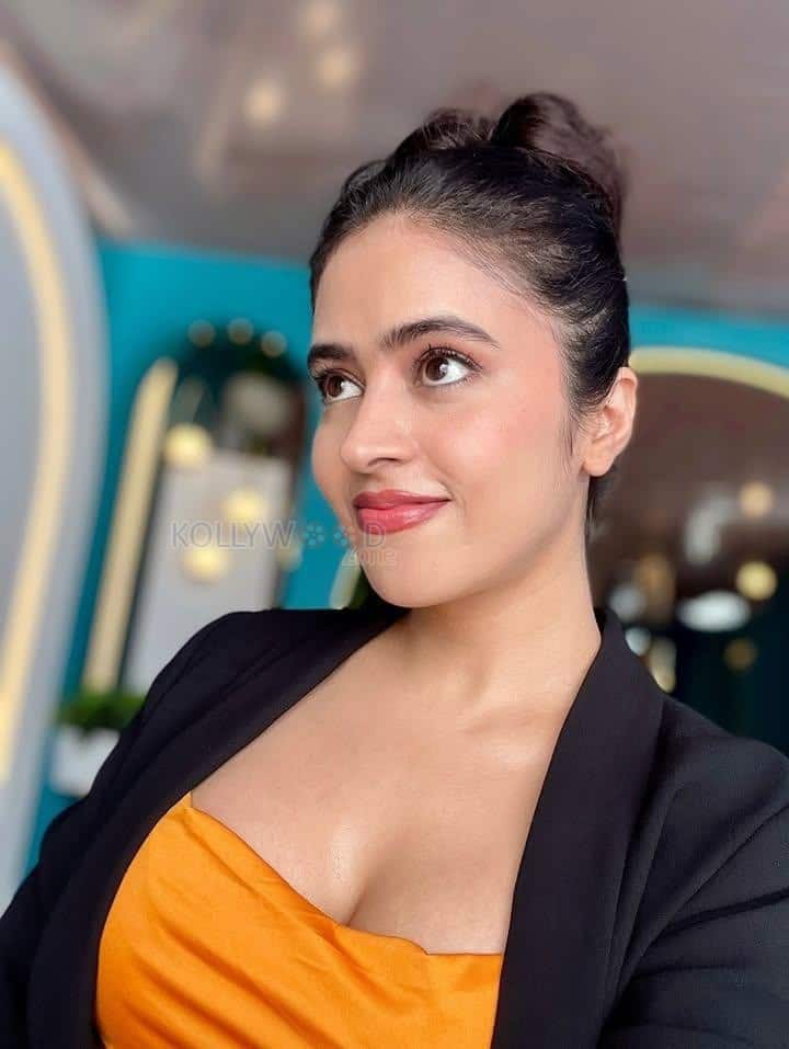 Sexy Shobhita Rana in an Orange Crop Top Black Jacket and Beige Pant Pictures 04