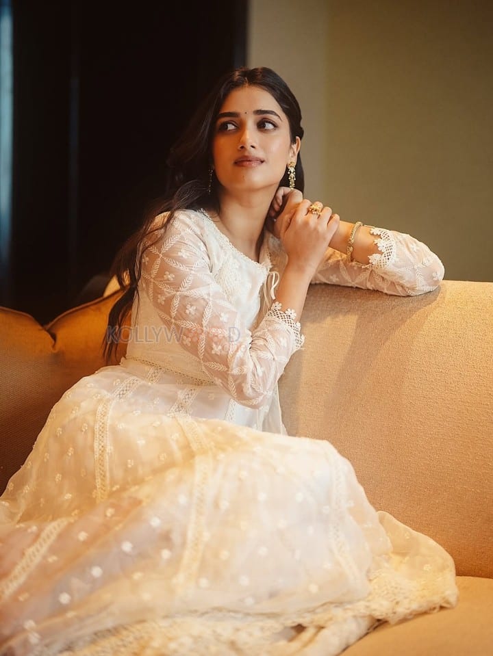 Gorgeous Bhagyashri Borse in a Cream Anarkali Gown Photos 01