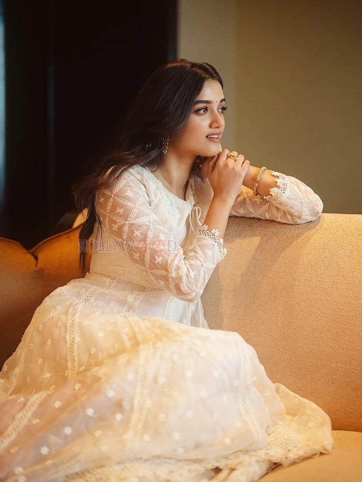 Gorgeous Bhagyashri Borse in a Cream Anarkali Gown Photos 02