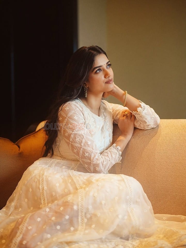 Gorgeous Bhagyashri Borse in a Cream Anarkali Gown Photos 03