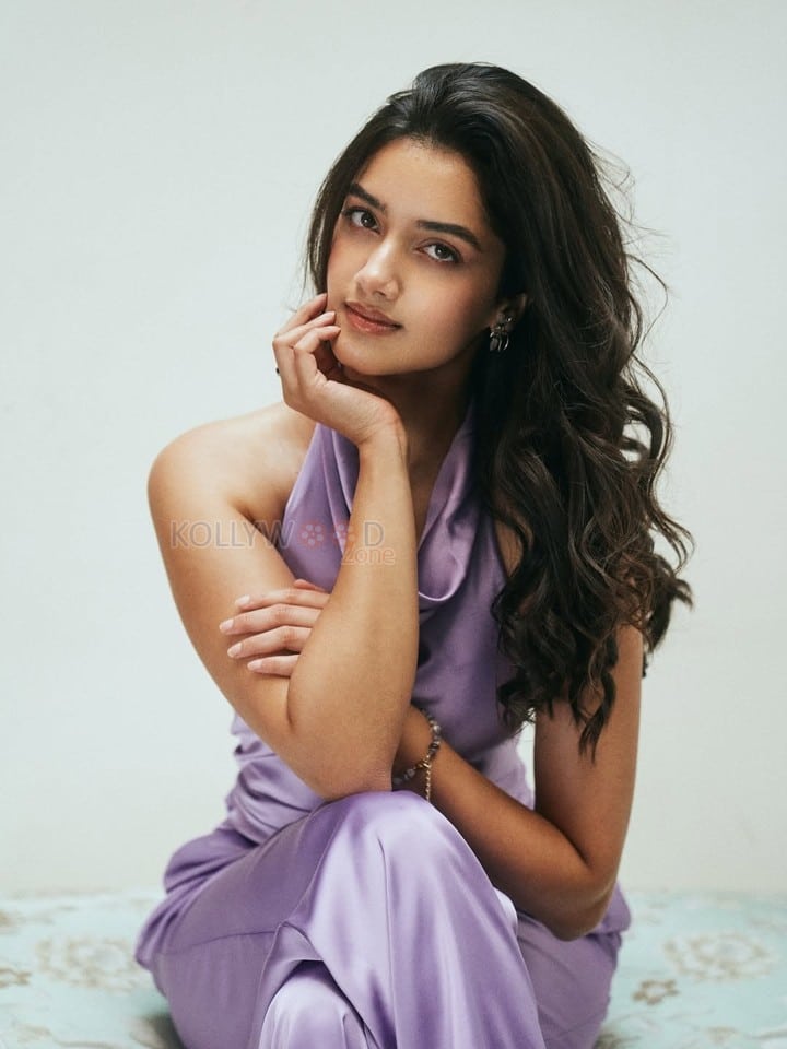 Gorgeous Bhagyashri Borse in a Lavender Halter Neck Satin Dress Photos 03