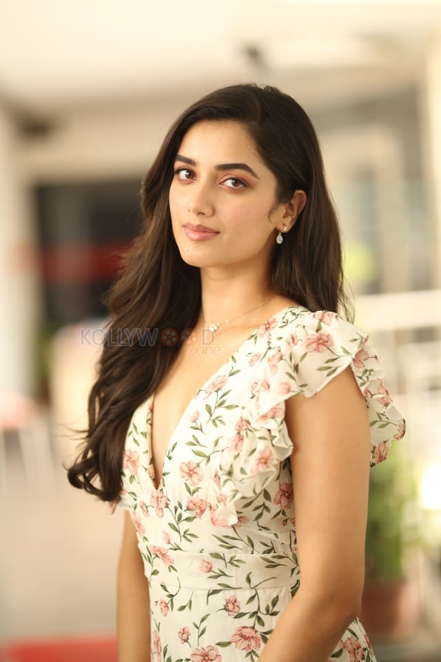 Heroine Bhagyashri Borse at Andhra King Taluka Interview Pictures 03